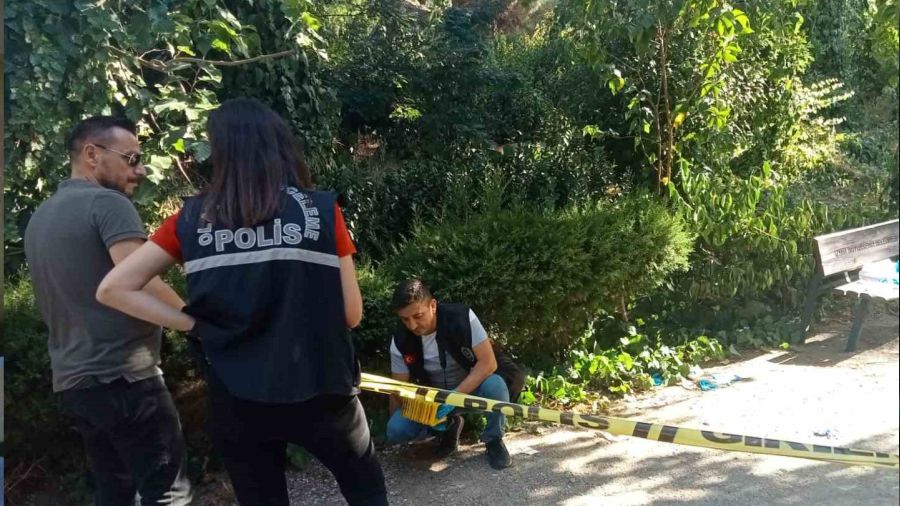 Parkta bulu�tu�u eski e�ini tabancayla �ld�rd�