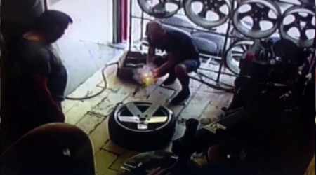 Patlayan lastik tamirciyi yaktı