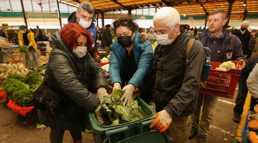 Pazardan topladıkları atıklardan kompost yapmayı öğrendiler