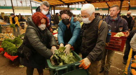 Pazardan topladıkları atıklardan kompost yapmayı öğrendiler