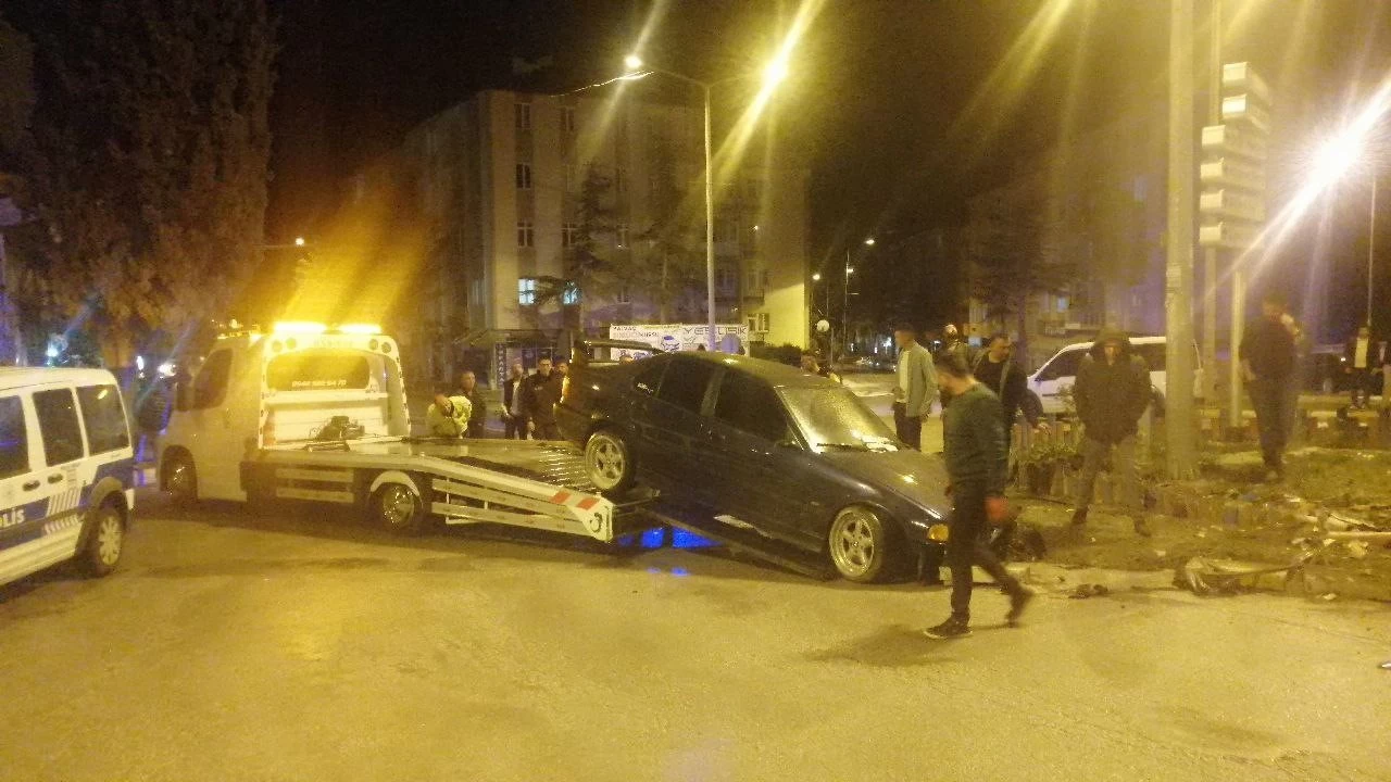 Polisin "dur" ihtar�na uymad�, ka�arken kaza yapt�