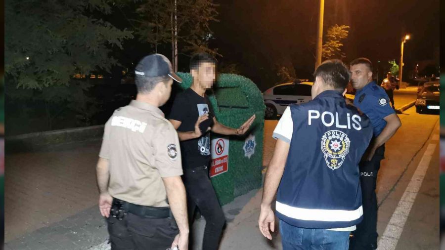 Polisleri dövdürmek için adam çağırdı