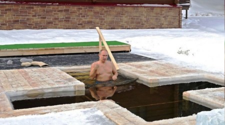 Putin buzlu suya girdi