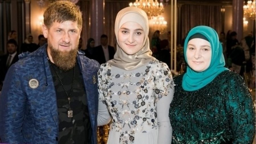 Putin'den Kadırov'un eşine 'kahraman anne' unvanı