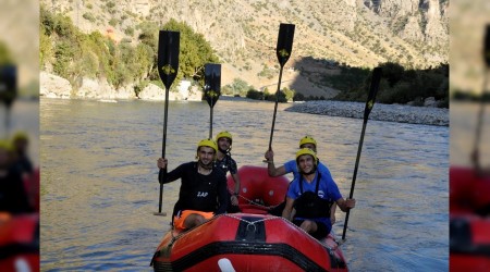 Rafting sporunda "Çukurca zirveye göz kırpıyor"