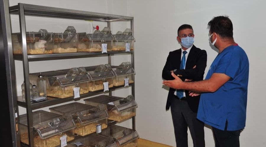 Rektör Kuş, Deney hayvanları üretim laboratuvarını inceledi