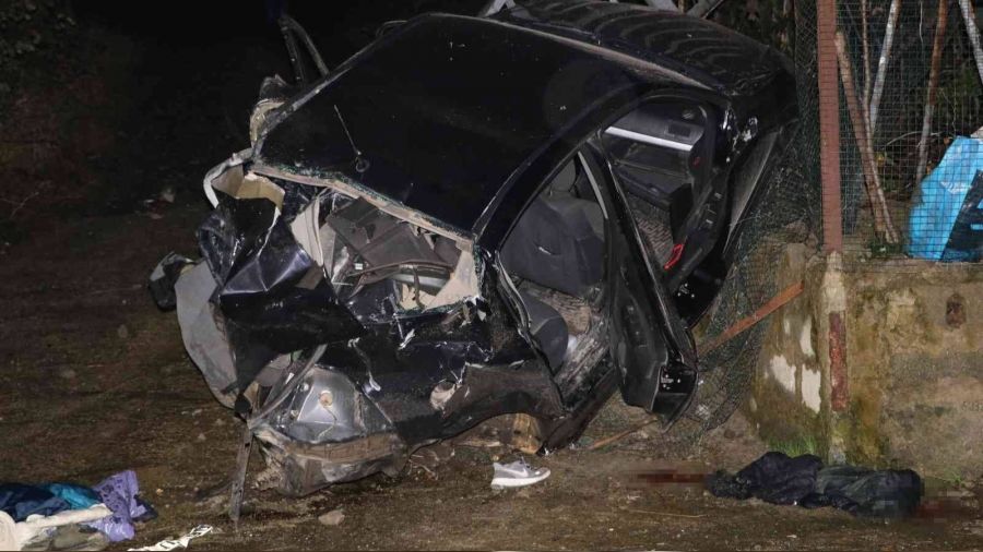 Rize'de araç 3 metrelik duvardan düştü: 2 ölü