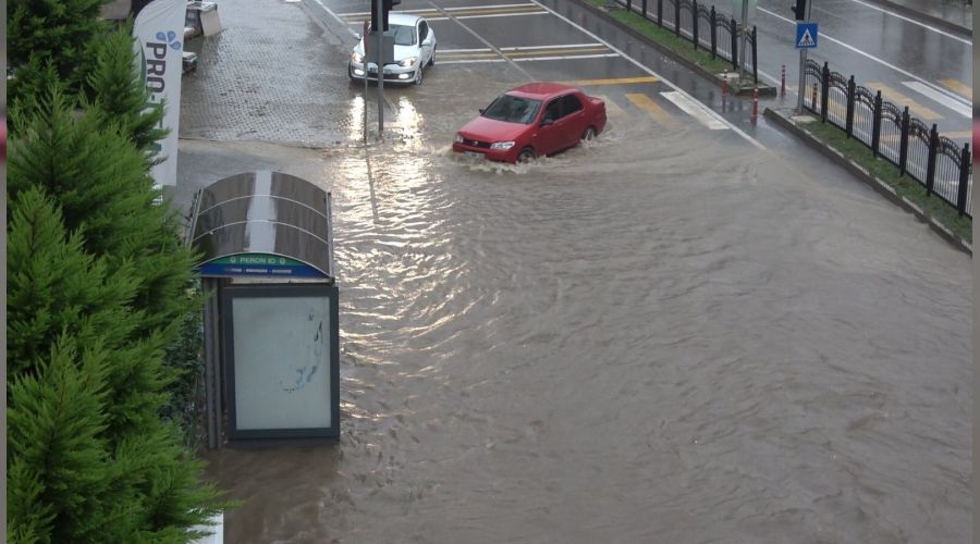 Rize'de yağış nedeniyle karayolu kapandı