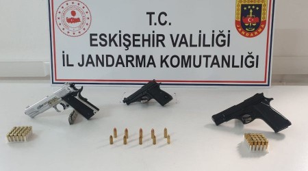 Ruhsatsız silah satmak isterken jandarmaya yakalandılar