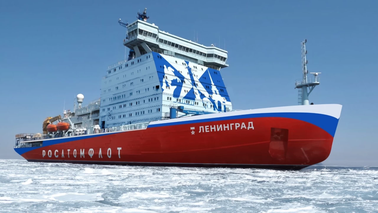 Rusya, Leningrad Buzkıranı’nı suya indirdi