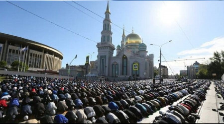 Rusya'da Müslümanlar camilere sığmadı