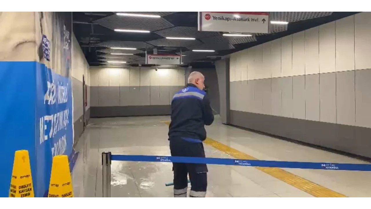 Sağanak yağış metroda su baskınına neden oldu