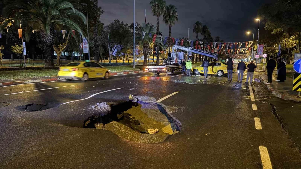 Sağanak yağış nedeniyle Vatan Caddesi'nde yol çöktü
