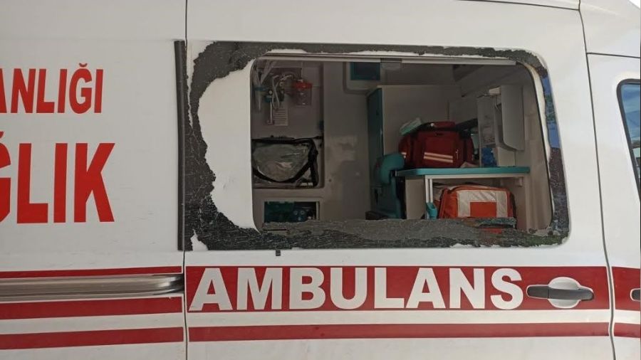 Sağlık ekiplerine saldırdı, ambulansın camını kırdı