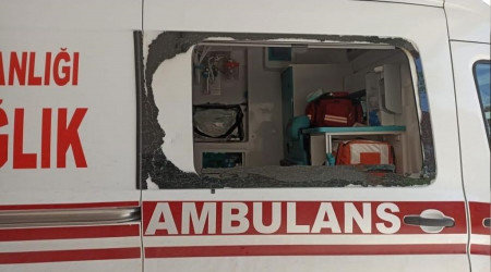 Sağlık ekiplerine saldırdı, ambulansın camını kırdı