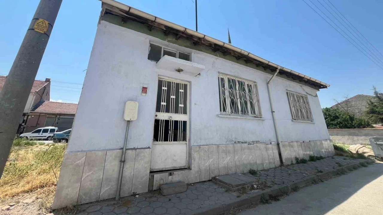 Sahibi vefat eden eve levye ile girip yerleştiler