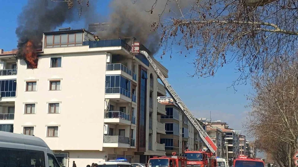 Salihli'de 4 katl� bina alevlere teslim oldu