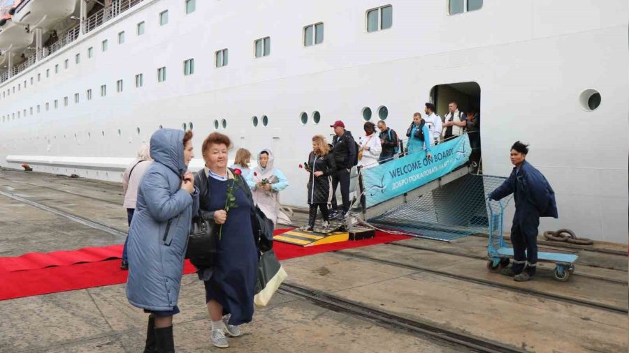 Samsun'da Rus turistler k�rm�z� hal� ile kar��land�