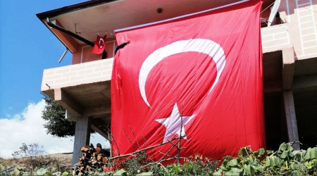 Samsunlu şehidin evi bayrakla donatıldı