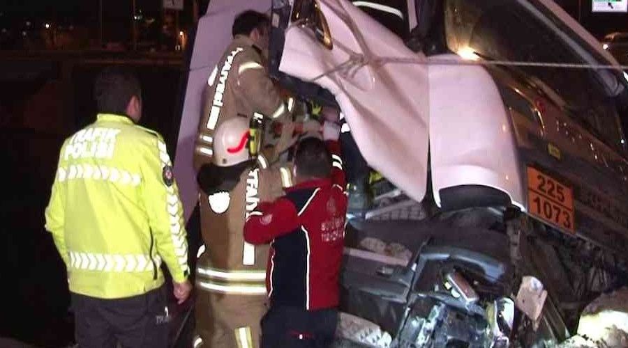 Sancaktepe'de 17 ton oksijen y�kl� tanker dereye u�tu