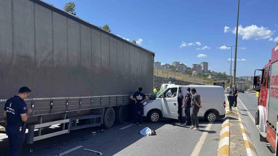 Sancaktepe'de t�ra �arpan ara� hurdaya d�nd�: 2 yaral�
