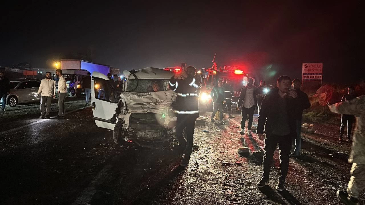 Şanlıurfa'da zincirleme trafik kazası: 3 kişi öldü, 6 kişi yaralandı