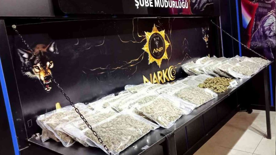 Sargı bezi yüklü tırdan 12 kilo esrar çıktı