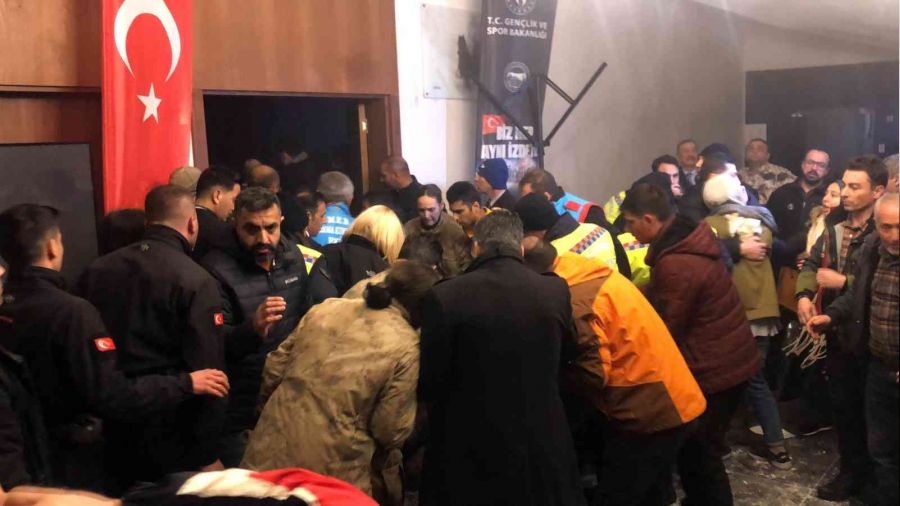 Sarıkamış'ta otelin tavanı çöktü