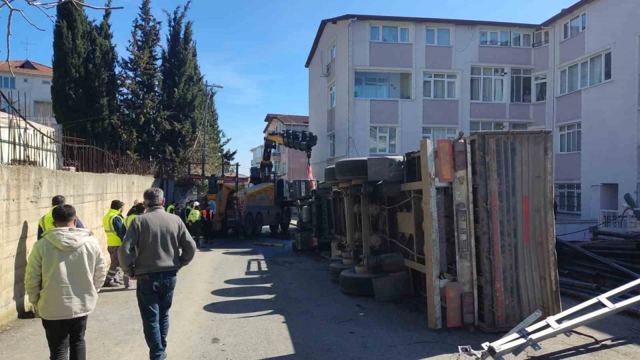 Sarıyer'de freni patlayan demir yüklü tır devrildi: 1 yaralı