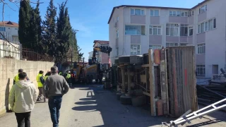 Sarıyer'de freni patlayan demir yüklü tır devrildi: 1 yaralı