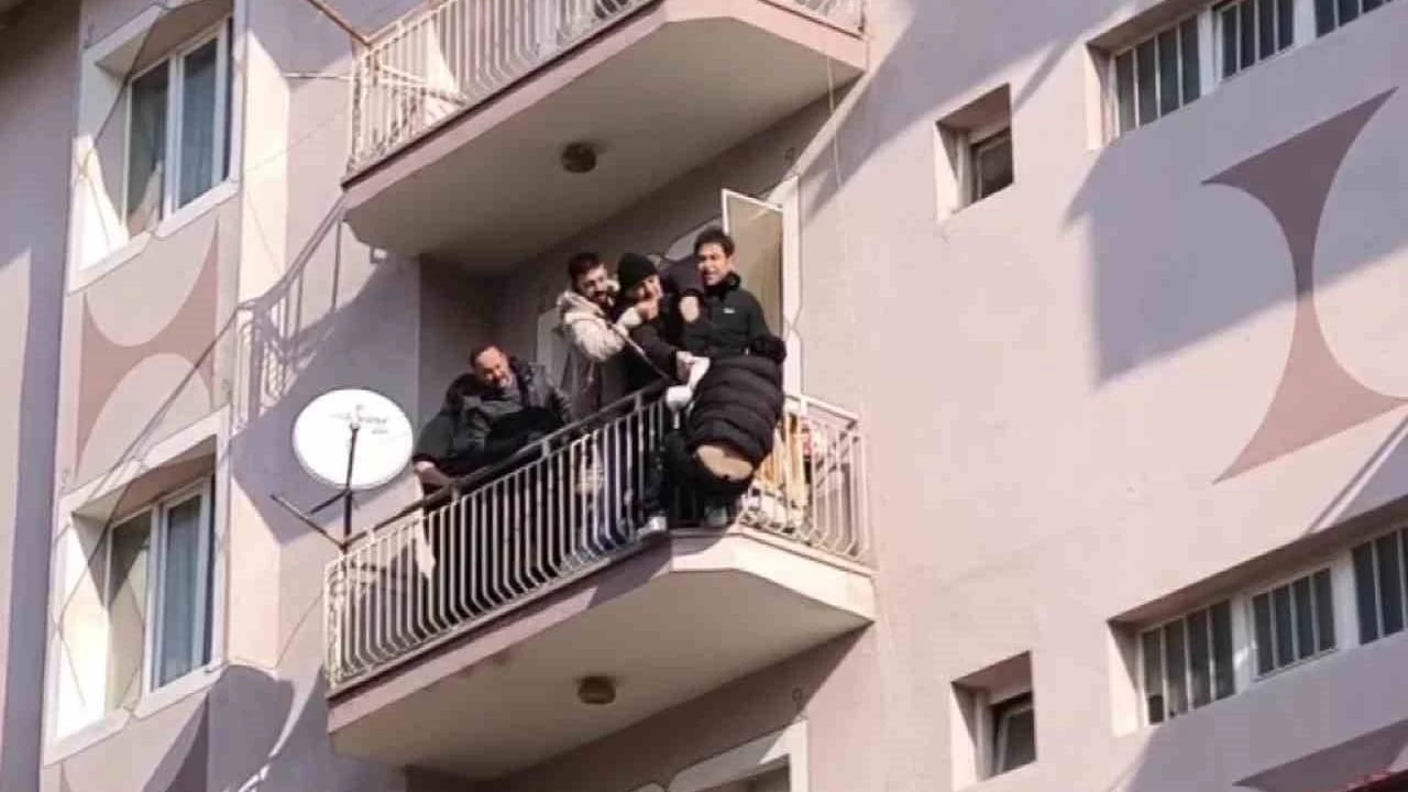 Sarktığı balkonda polisten kaçamadı