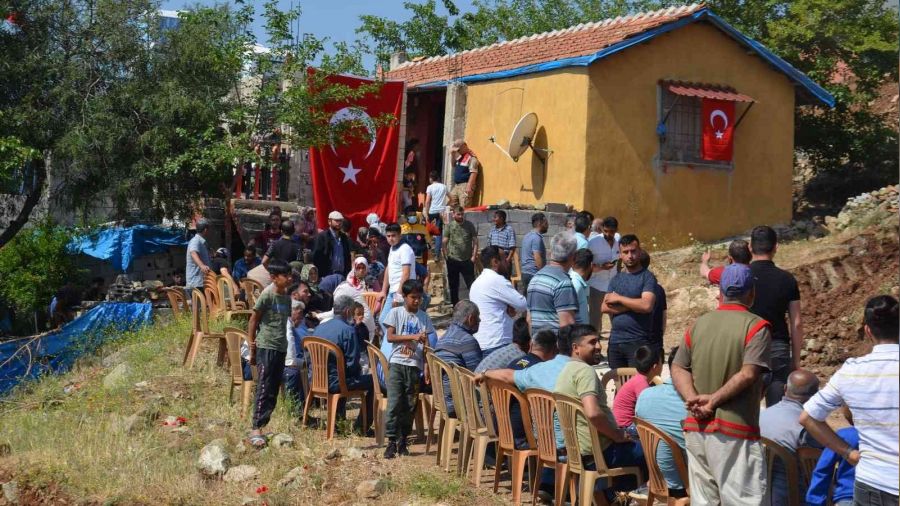 Şehidin evine Türk Bayrağı asıldı
