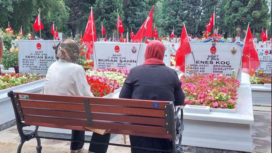 Şehitliklerde hüzün