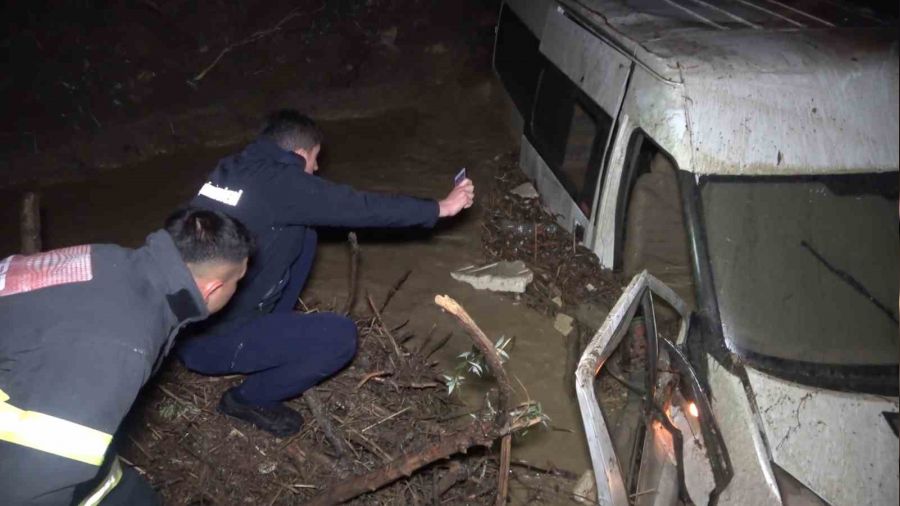 Sel sular�na kap�lan minib�steki 6 i��i son anda kurtuldu