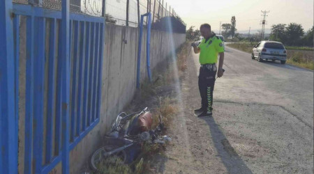 Selfie çekerken motosikletle duvara çarpıp kanala düştüler