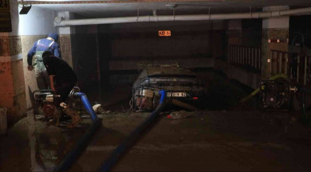 Selin vurduğu yer altı otoparkında su tahliyesi yapılıyor