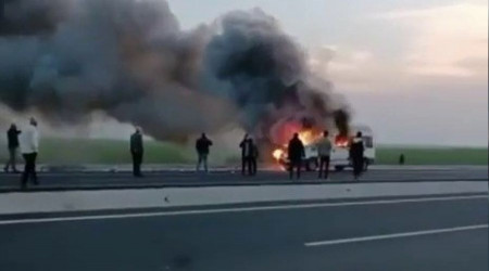 Seyir halindeki minibüs alev alev yandı