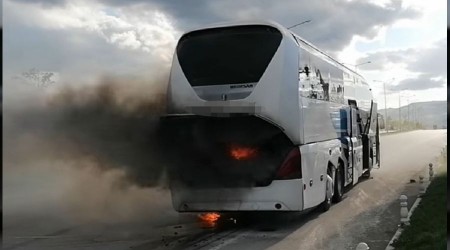 Seyir halindeki yolcu otobüsünde yangın çıktı