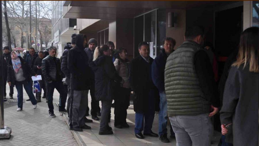 SGK �n�ndeki EYT kuyruklar� devam ediyor