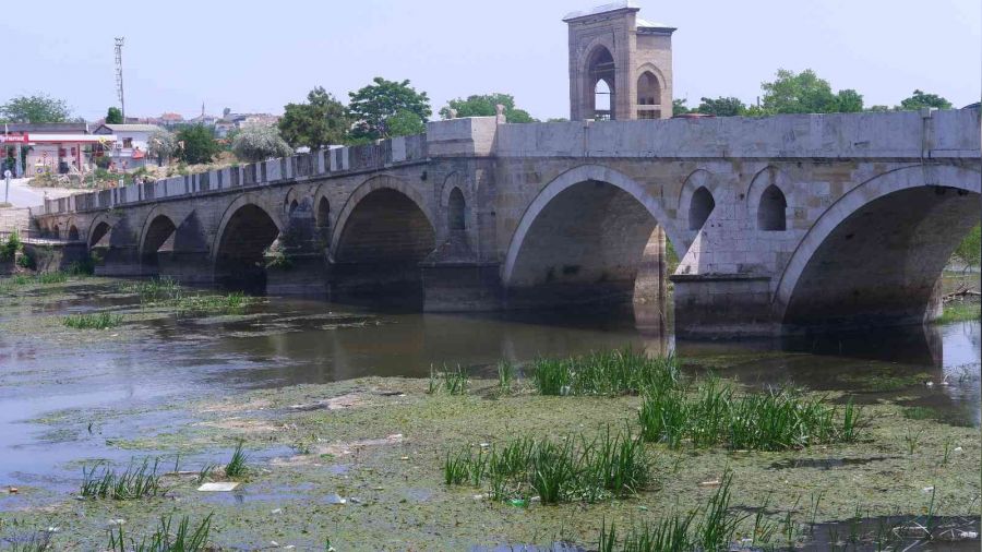 Sıcaklığın vurduğu Edirne'de nehir dibi gördü