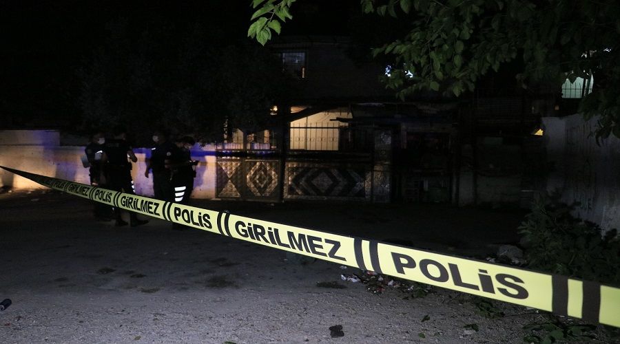Şiddet gören kızını korumaya çalışırken canından oldu