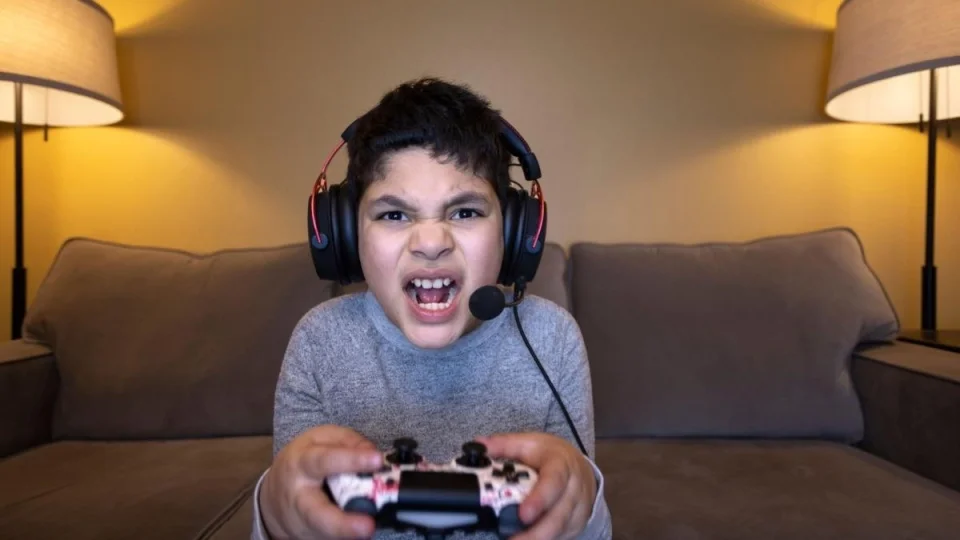 �iddet i�erikli oyunlar �ocuklar� �al�yor