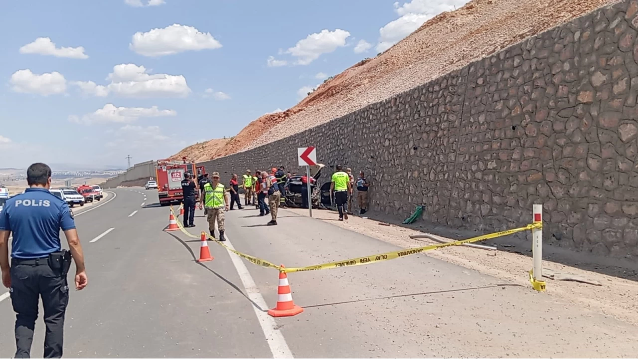 Siirt'te kamyon ile otomobil çarpıştı: 1 ölü, 4 yaralı