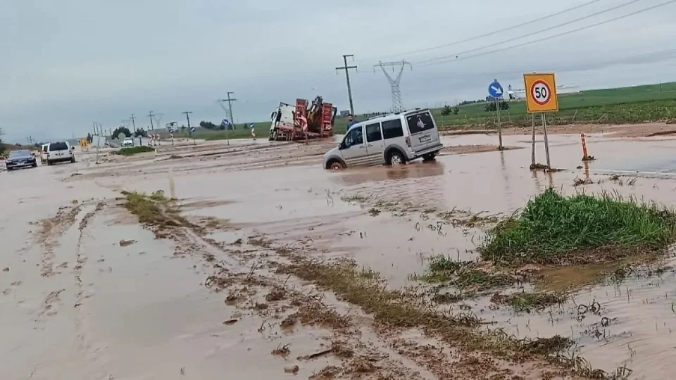 Siirt'te ya��� sonras� yollar �amura d�nd�: Ara�lar yolda kald�