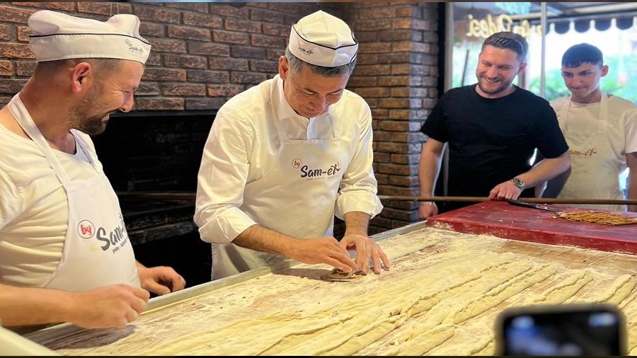 Sinan O�an ve e�i aras�nda g�l�mseten pide at��mas�