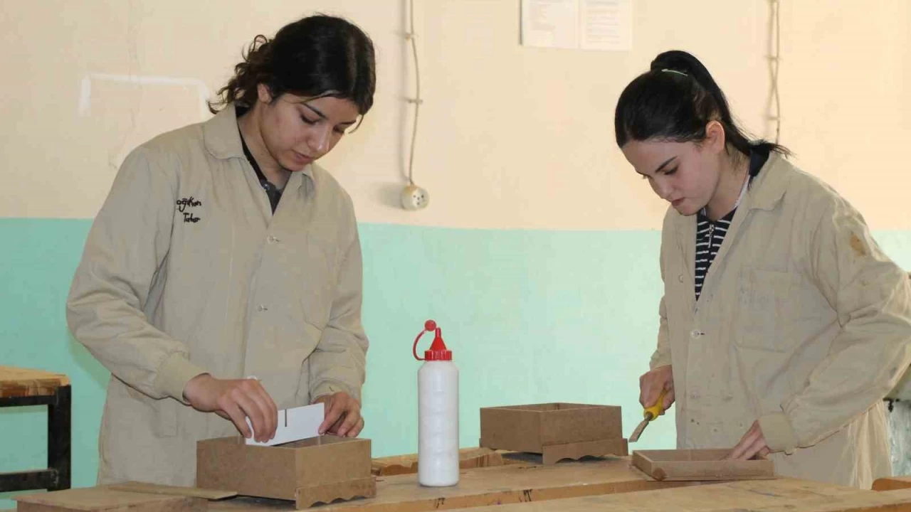Şırnaklı genç kızlar erkeklerin mesleğine göz dikti