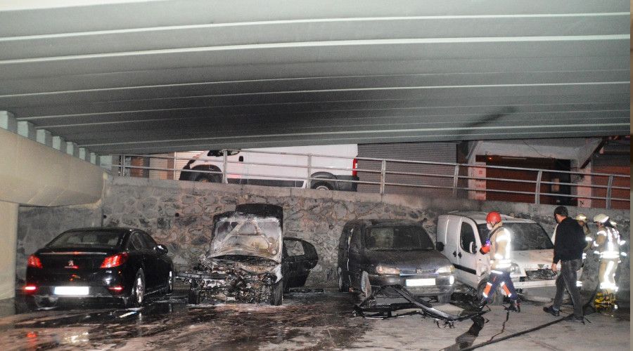 Şişli'de viyadük altında yanan 4 otomobilde kundaklama şüphesi