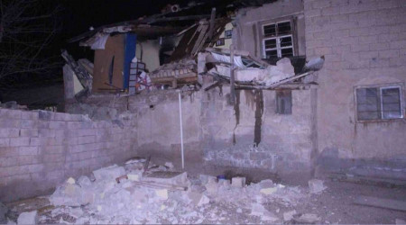Soba bomba gibi patladı, ev kısmen çöktü