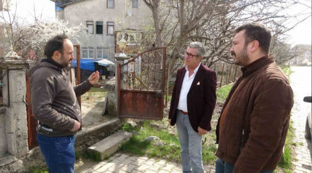 Sobadan sızan gazdan etkilenen çifti pencereden eve giren komşuları kurtardı