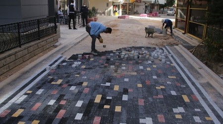Sokaklara renkli parke taşları döşeniyor